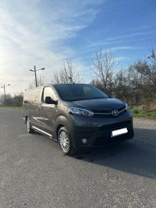 wynajem-9-osobowa-toyota-225x300